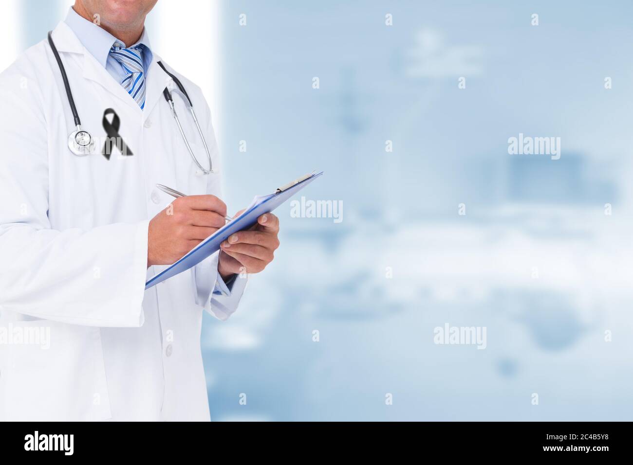 Sezione centrale del medico maschile con nastro nero su accappatoio prendendo appunti in ospedale Foto Stock
