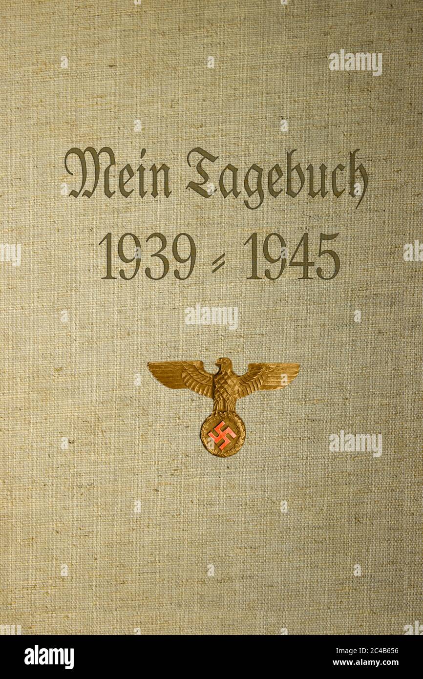 Vincolo di un diario storico dal 1939 al 1945 con l'Aquila Reich e la swastika, Berlino, Germania Foto Stock