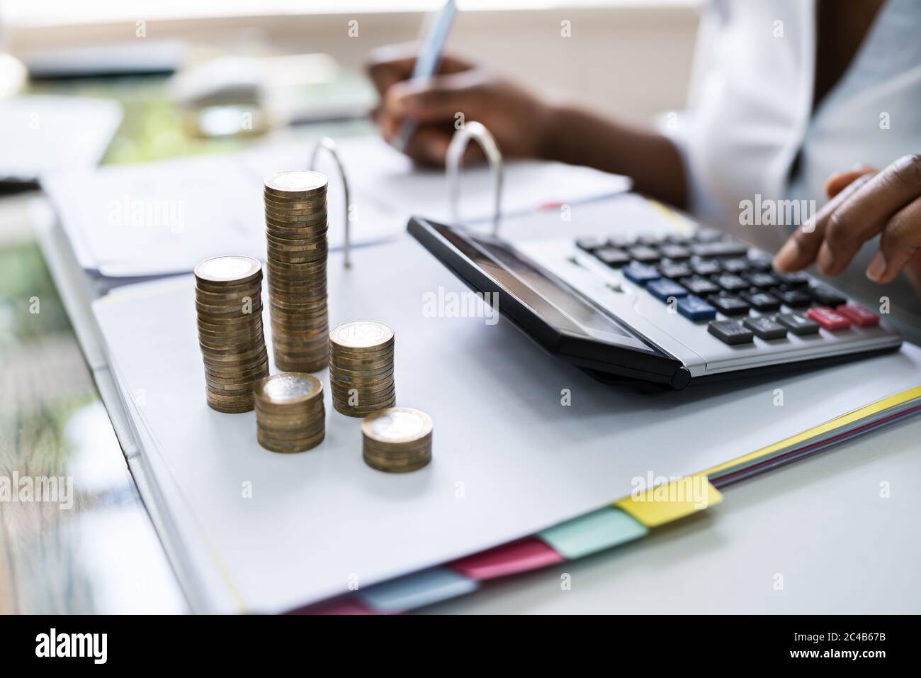 Calcolatore di inflazione e di pagamento fiscale africano americano Foto Stock