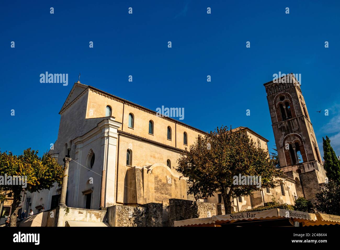 La piazza principale di Ravello, con il suo antico Duomo, in provincia di Salerno, sulla Costiera Amalfitana. Foto Stock