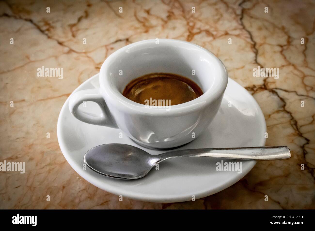Primo piano di una tazza di caffè napoletano su un bancone in marmo Foto Stock