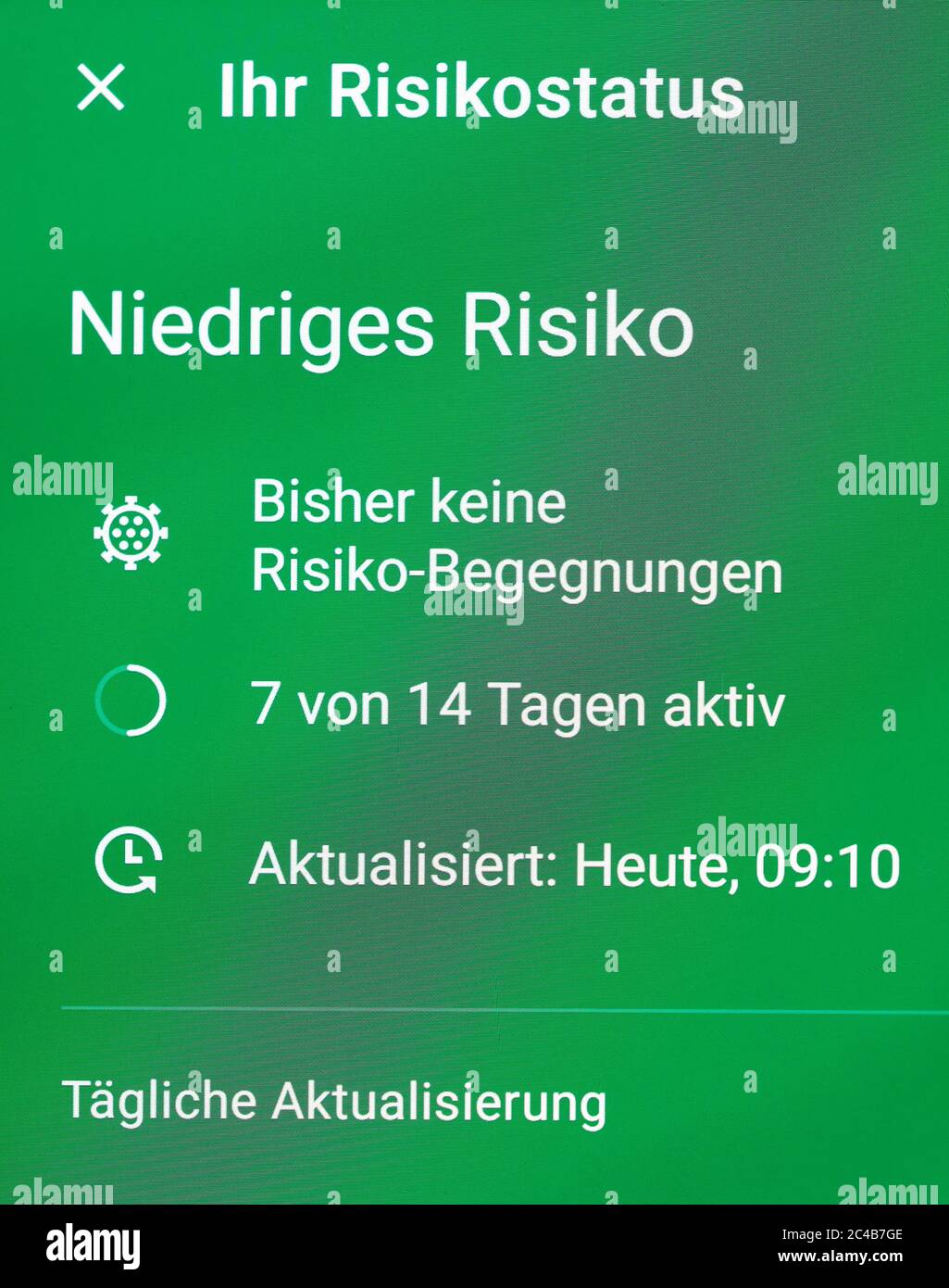 Corona-WARN-App, il vostro stato di rischio, basso rischio, display del telefono cellulare, Germania Foto Stock