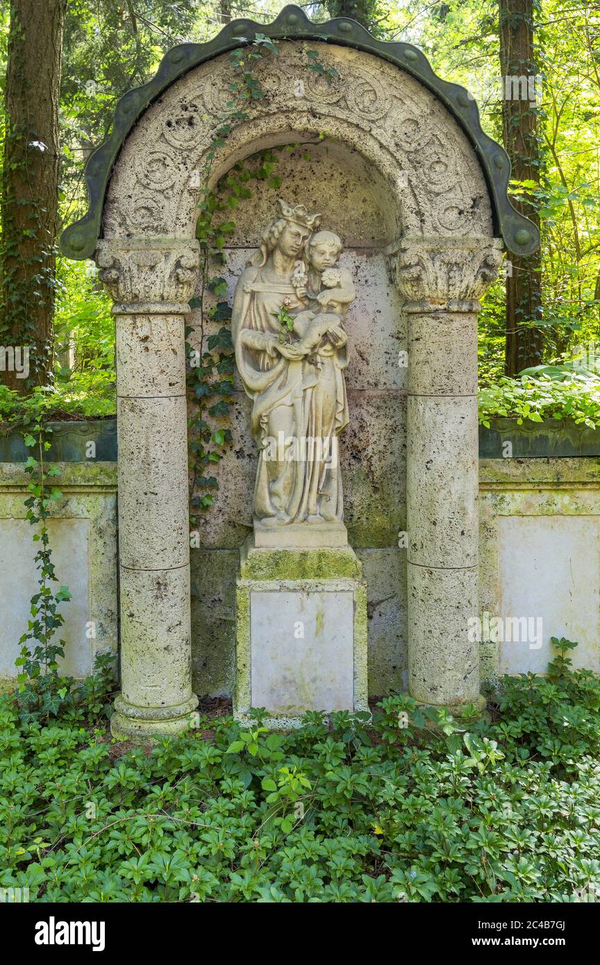 Tomba con la statua della Vergine Maria e Gesù Bambino, Waldfriedhof, Monaco, alta Baviera, Baviera, Germania Foto Stock
