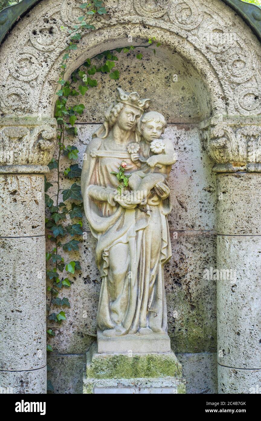 Tomba con la statua della Vergine Maria e Gesù Bambino, Waldfriedhof, Monaco, alta Baviera, Baviera, Germania Foto Stock