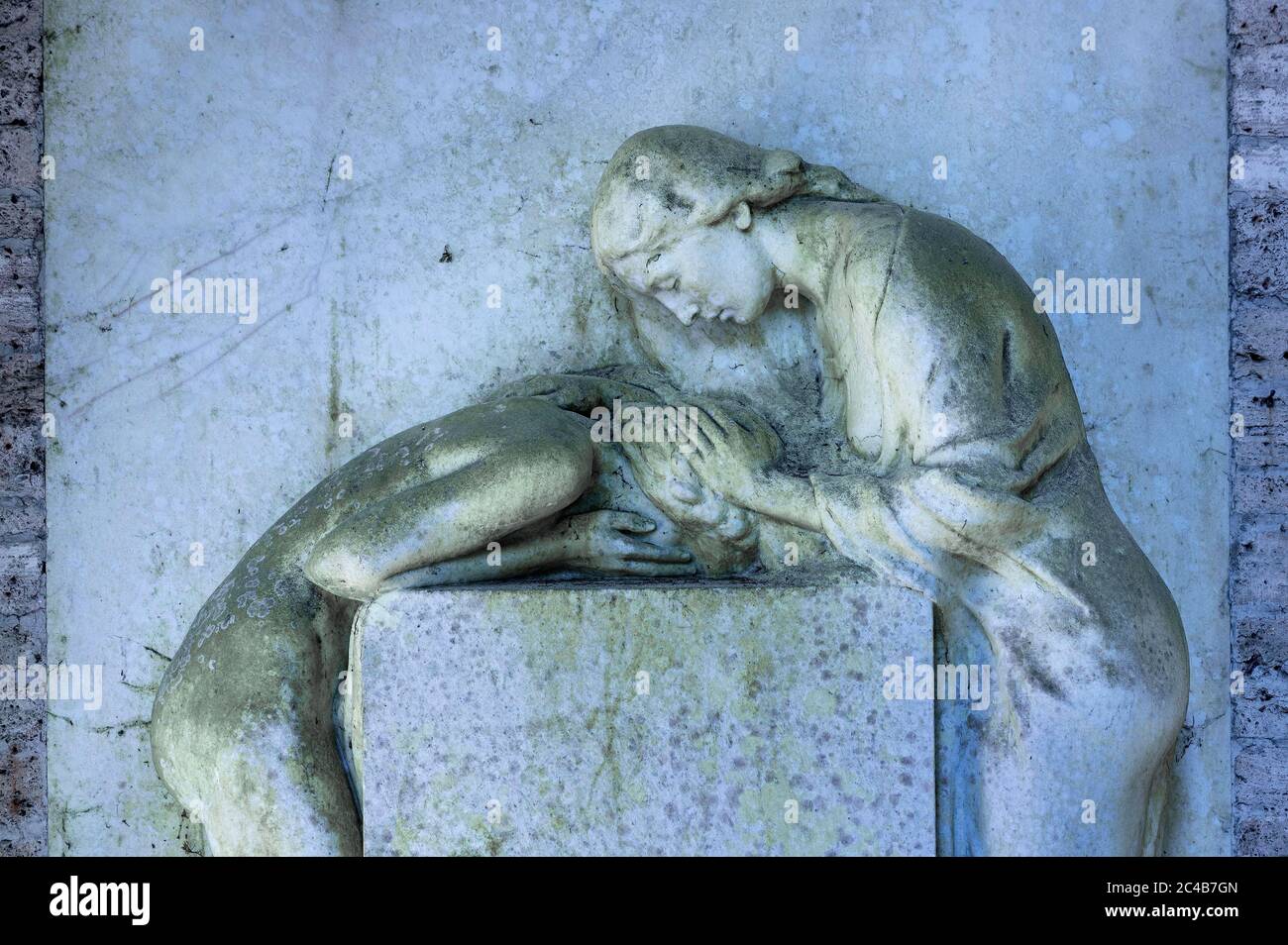 Lapide con rilievo di due statue femminili lutto, Waldfriedhof, Monaco, alta Baviera, Baviera, Germania Foto Stock