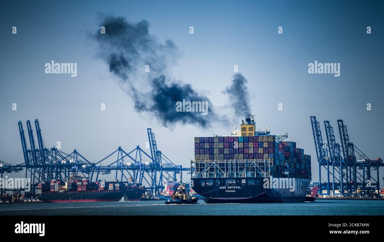 Emissioni globali per le spedizioni. Scarico diesel a imbuto per navi - inquinamento causato dalle navi - fumo diesel nero proveniente dalla nave portacontainer che entra nel porto di Felixstowe nel Regno Unito Foto Stock