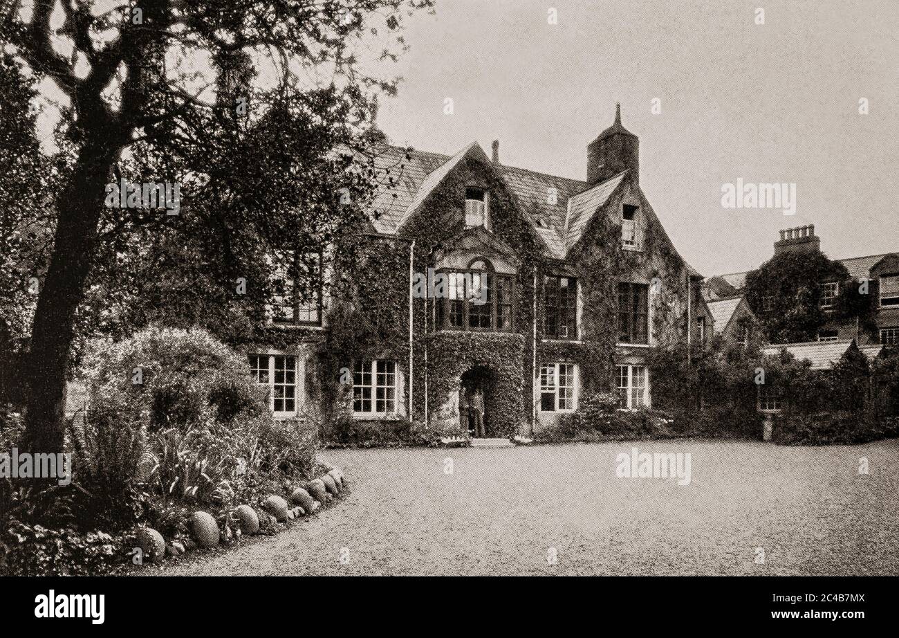 Una scena dei primi anni '20 di Myrtle Grove, una residenza del XVI secolo di proprietà di Sir Walter Raleigh a Youghal, nella contea di Cork. Originariamente fotografato da Clifton Adams (1890-1934) per 'Ireland: The Rock Whence i was hewn', una rivista nazionale di geografia dal marzo 1927. Foto Stock