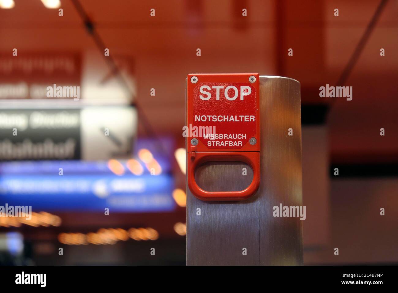 Interruttore di emergenza sulla scala mobile, Marienplatz, Città Vecchia, Monaco, Baviera, Germania Foto Stock