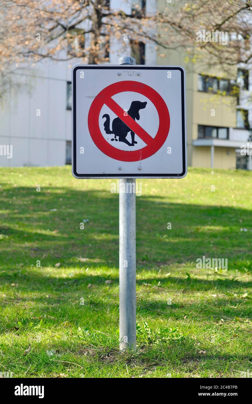 Cartello di divieto, divieto di escrezione di cani, poo di cani, prato di una proprietà immobiliare, Monaco, Baviera, Germania Foto Stock