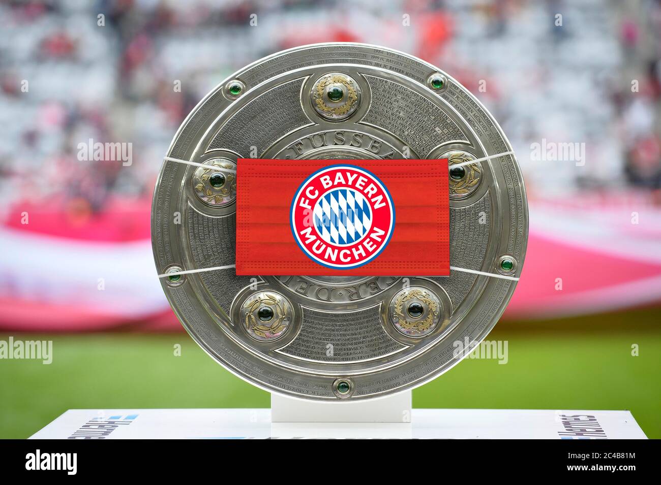 FOTOMONTAGGIO, immagine simbolica, Corona Champion FC Bayern Monaco, Champion Bowl con maschera frontale del FC Bayern Monaco, Soccer Bundesliga durante Corona Foto Stock