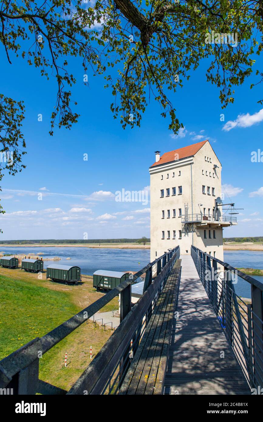 Turmcafe nella vecchia torre di carico, Kulturhafen Gross Neuendorf, comunità di Letschin, Oder-Neisse-Radweg, Oderbruch, Maerkisch Oderland Foto Stock