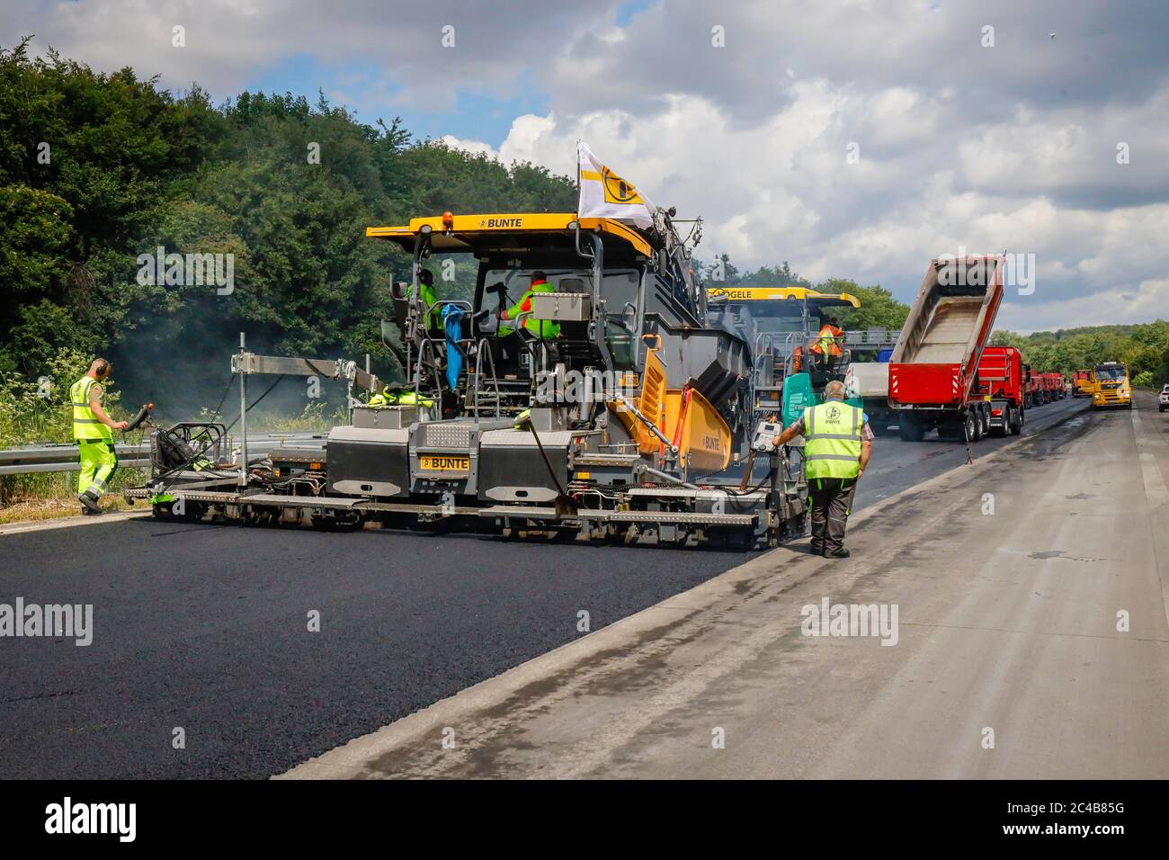 Costruzione di strade, asfaltatrice stende l'asfalto di sussurro, la riabilitazione dell'autostrada A3 tra i raccordi autostradali Kaiserberg e Breitscheid Foto Stock