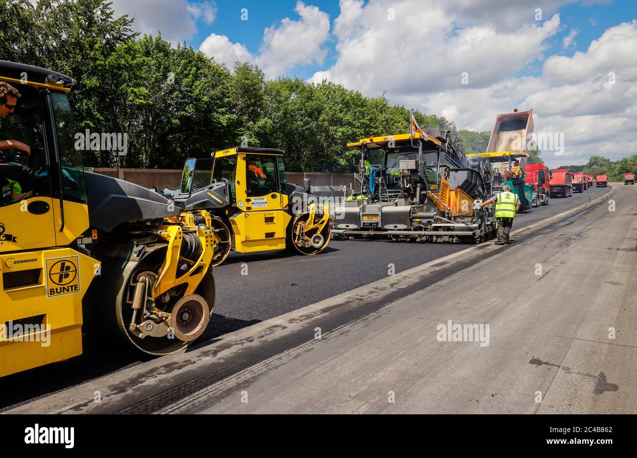 La costruzione di strade, asfaltatrici e rulli stradali utilizzano l'asfalto a bisbiglio, il ripristino dell'autostrada A3 tra i raccordi autostradali Kaiserberg Foto Stock