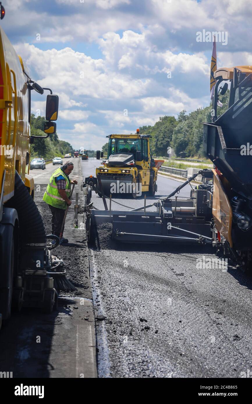 La costruzione di strade, asfaltatrici e rulli stradali utilizzano l'asfalto a bisbiglio, il ripristino dell'autostrada A3 tra i raccordi autostradali Kaiserberg Foto Stock