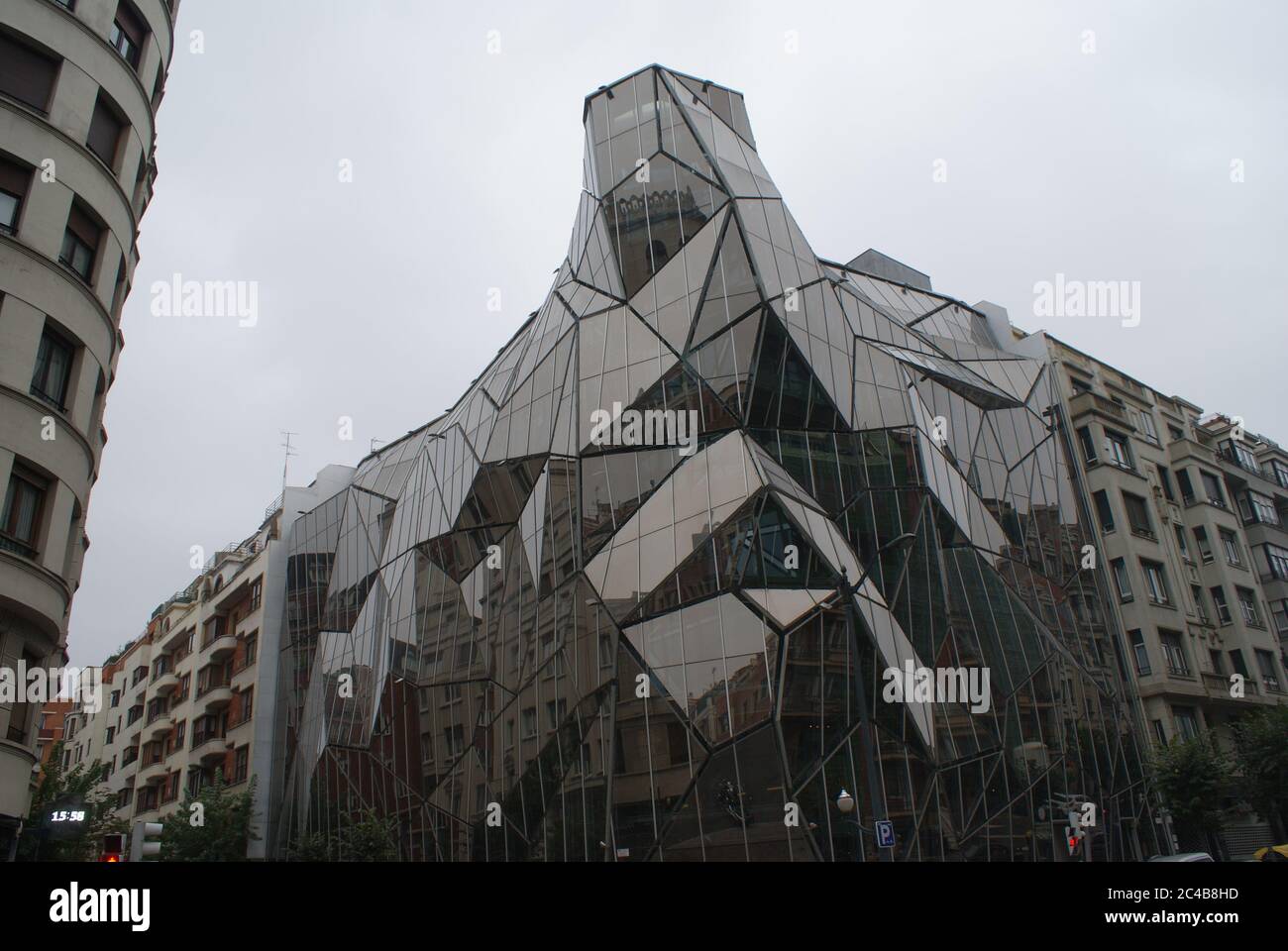 Bilbao, Spagna, è una grande città nei Paesi Baschi. Architettura non tipica, monumenst e case incredibili, strade interessanti. Un cucciolo Foto Stock