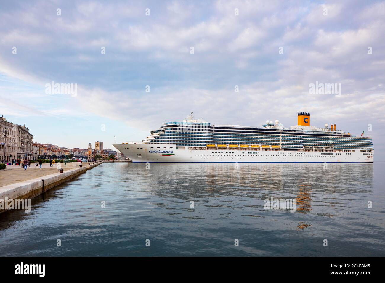 Passeggiata sul lungomare, vista panoramica dalla Riva del Mandracchio alla nave da crociera nel porto, Trieste, Golfo di Trieste, Friuli Venezia Giulia, Italia Foto Stock