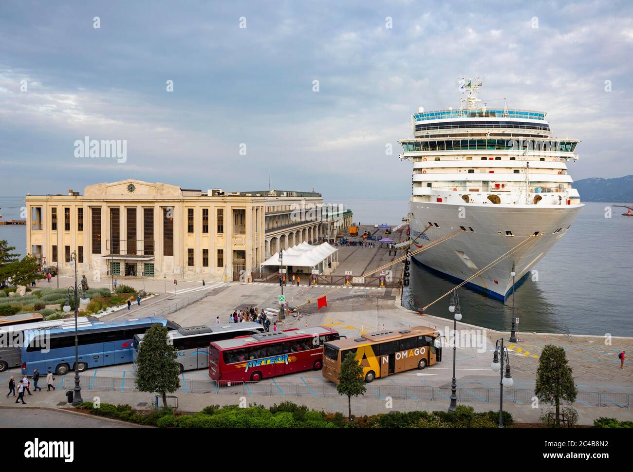 Passeggiata sul lungomare, vista panoramica dalla Riva del Mandracchio alla nave da crociera nel porto, Trieste, Golfo di Trieste, Friuli Venezia Giulia, Italia Foto Stock