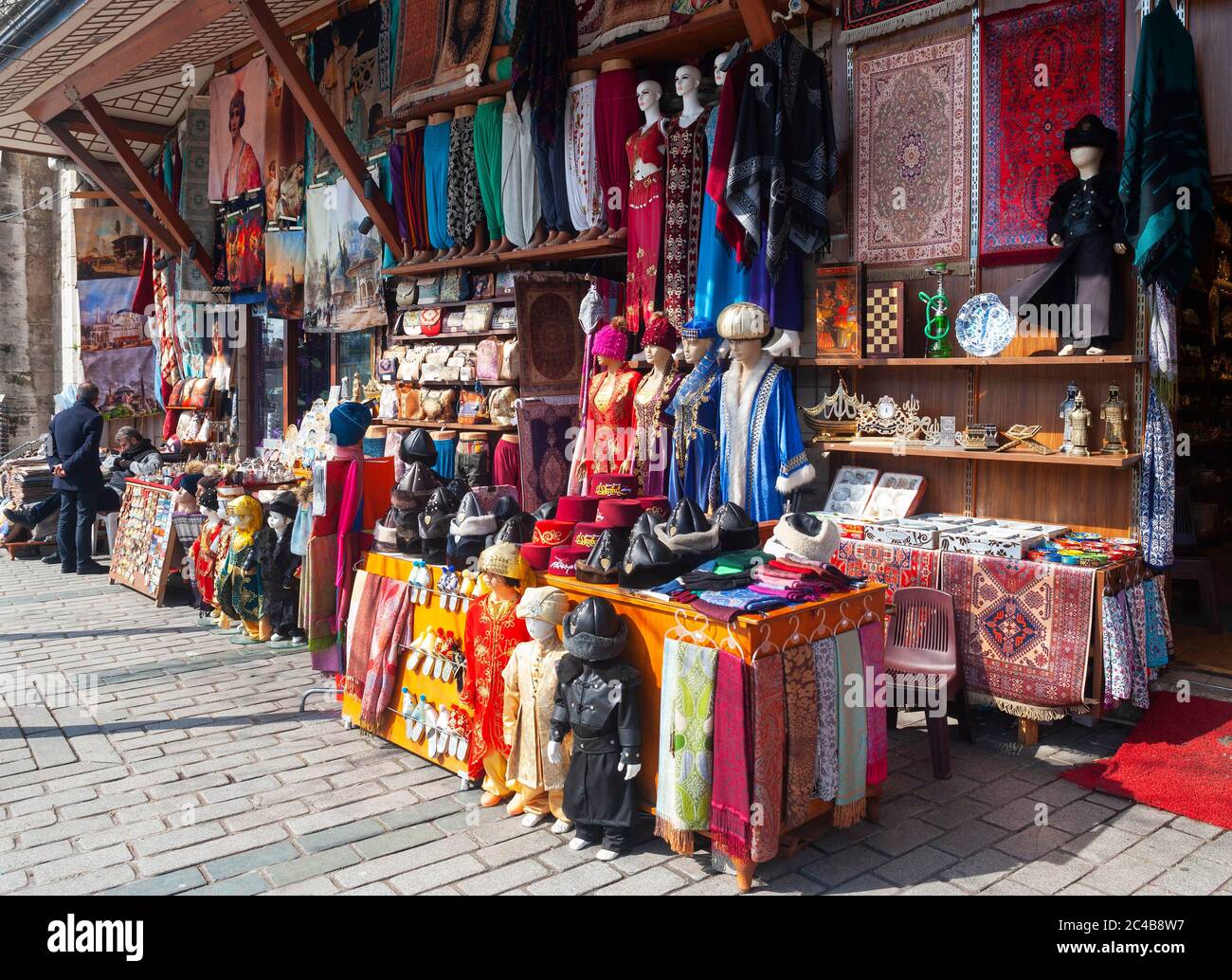 Negozi di souvenir a Piazza Sultanahmet vicino a Hagia Sophia, Istanbul, Turchia Foto Stock