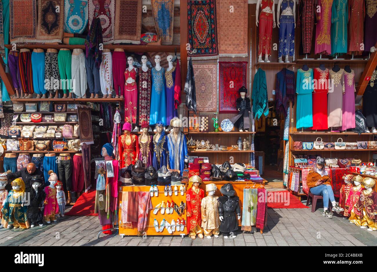 Negozi di souvenir a Piazza Sultanahmet vicino a Hagia Sophia, Istanbul, Turchia Foto Stock