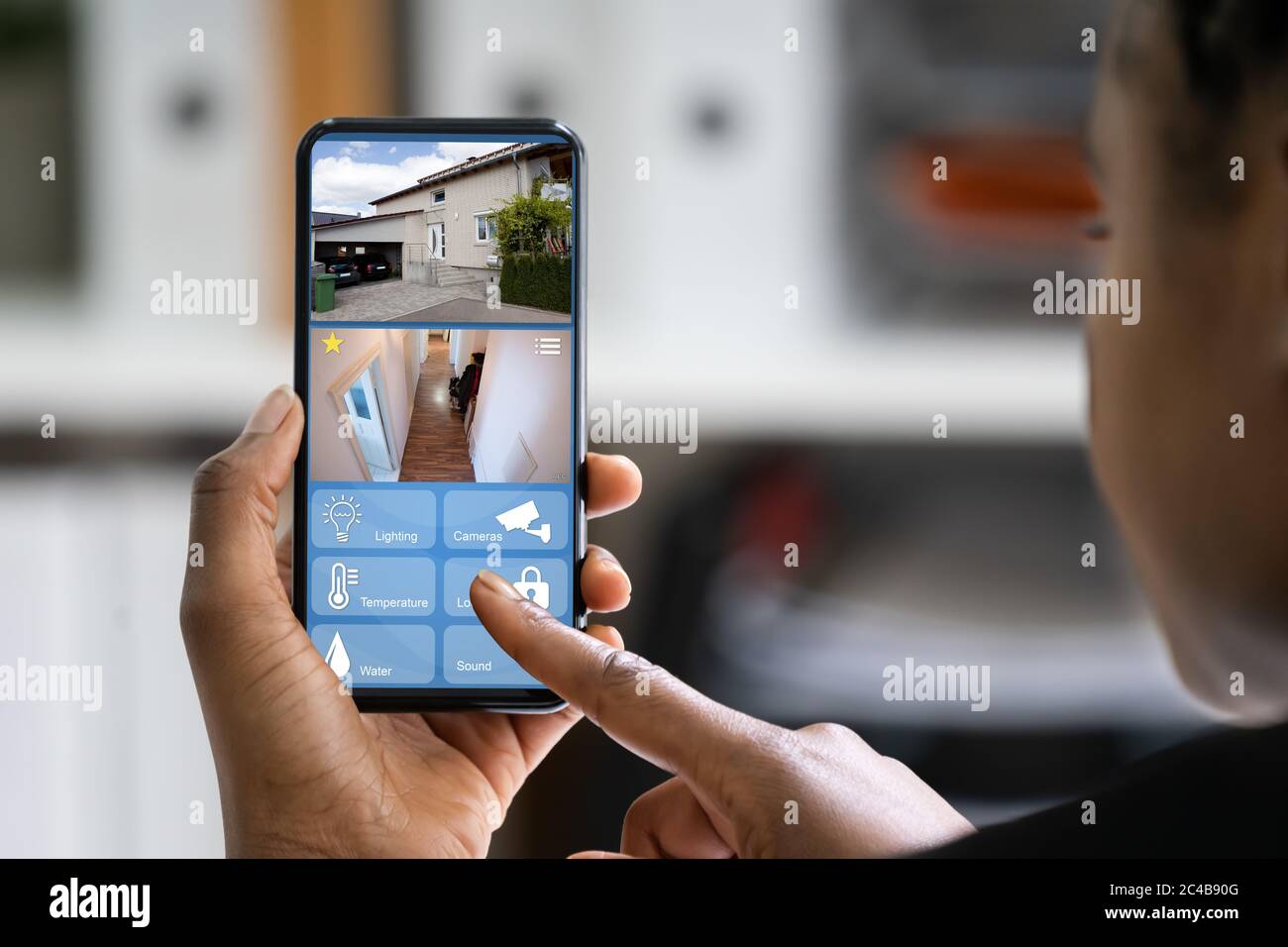 Guardare i video domestici TVCC sul monitor dello smartphone Foto Stock