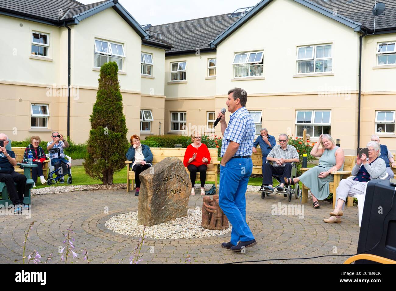 Ardara, Contea di Donegal, Irlanda. 25 giugno 2020. Il famoso cantante Daniel o’Donnell ha fatto oggi una visita a sorpresa alla St. Shanaghan House, casa riparata nel villaggio. Ha cantato molte delle sue canzoni ben note fuori dal complesso di appartamenti per applausi rapturous dai residenti, molti dei quali sono stati in blocco per mesi a causa della pandemia di Covid-19. Daniel o’Donnell è un nativo della contea di Donegal, nato a Dungloe nel 1961, che lo ha ormai 59 anni. Foto Stock