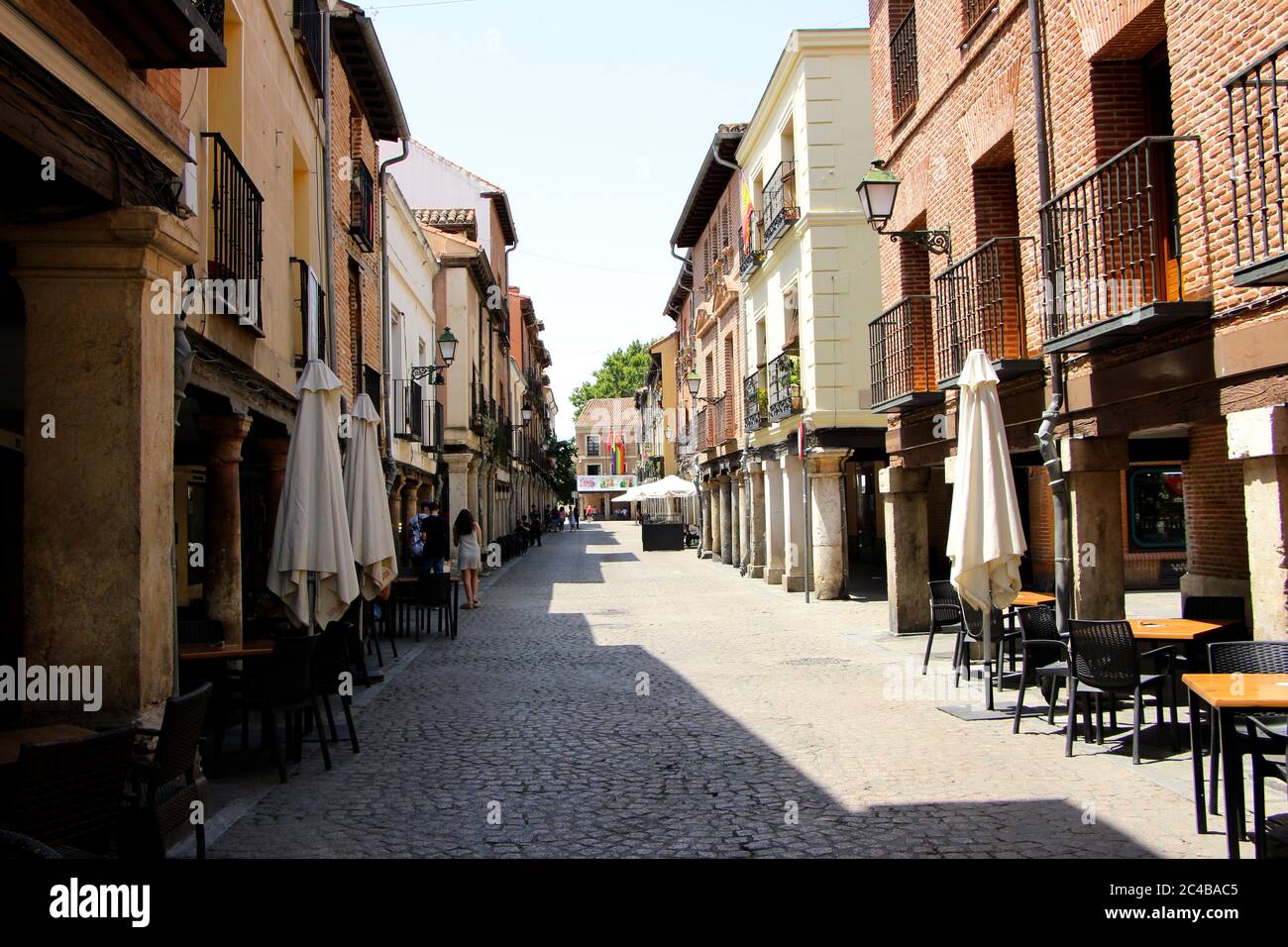 Vista lungo la strada principale (Calle Mayor) Ad Alcala de Henares in un caldo pomeriggio luogo di nascita Cervantes Madrid Spagna Foto Stock