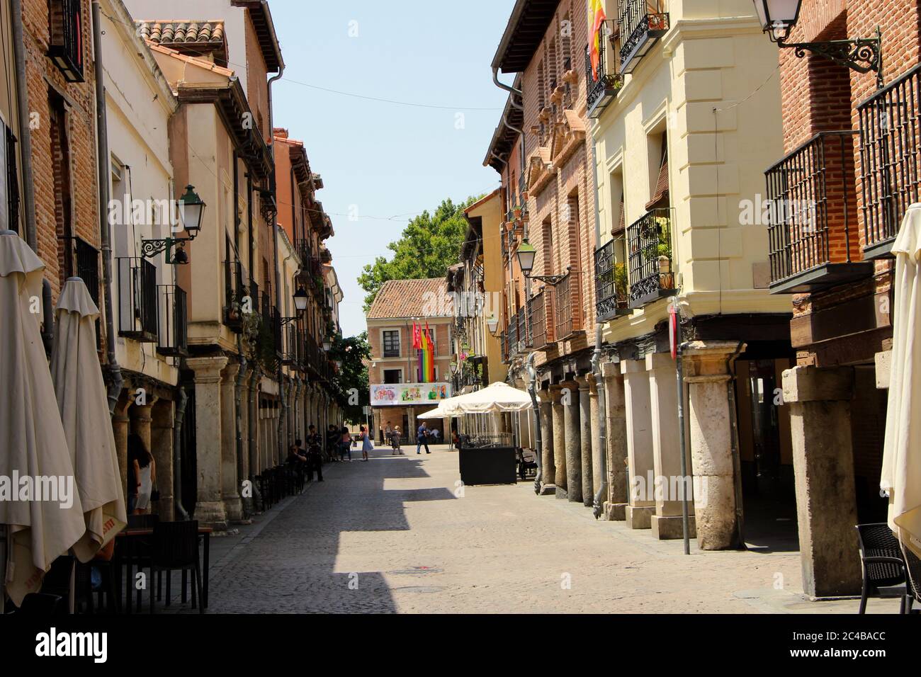 Vista lungo la strada principale (Calle Mayor) Ad Alcala de Henares in un caldo pomeriggio luogo di nascita Cervantes Madrid Spagna Foto Stock