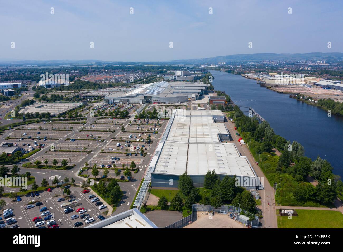 Vista aerea del parco commerciale e al dettaglio di Intu Braehead, vicino al fiume Clyde a Glasgow, Scozia, Regno Unito Foto Stock