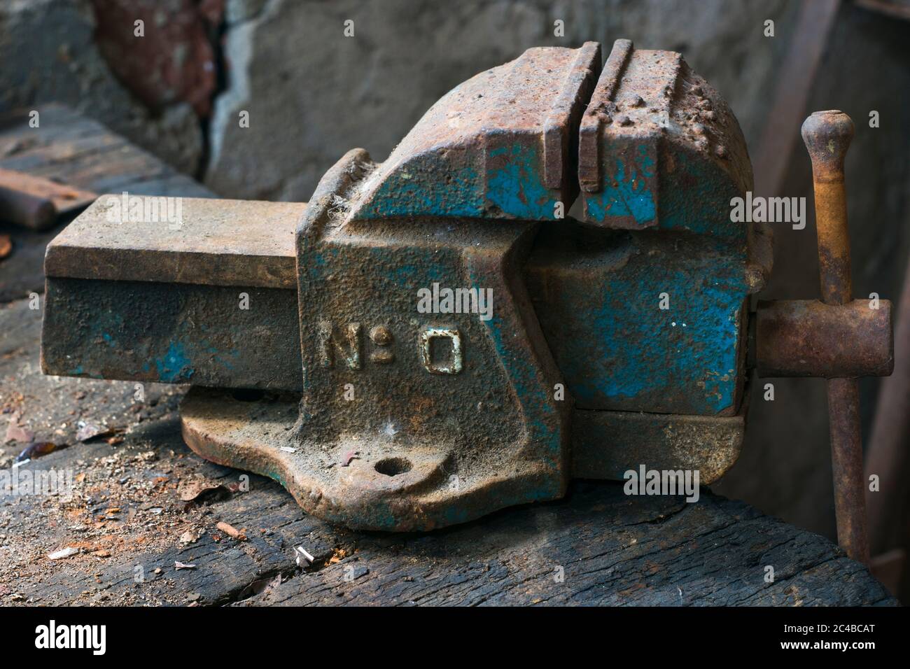 Una vecchia e arrugginita fucina centrale. Morsa da banco. Foto Stock