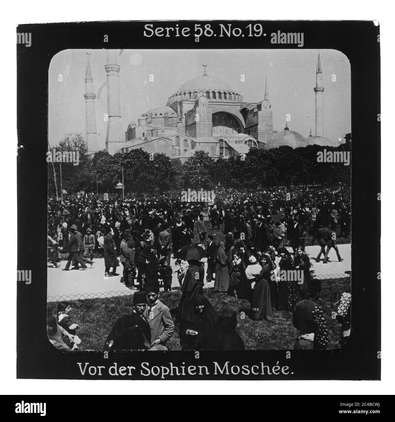 Proiezione für alle - Der Weltkrieg: An der Türkischen Front. Serie 58. N. 19. VOR der Sophien Moschée (Volksmenge vor der Hagia Sophia, vermutlich an einem Feiertag). - Die Firma „proiezione für alle" wurde 1905 von Max Skladanowsky (1861-1939) gegründet. Sie produzierte bis 1928 fast 100 Serien zu je 24 Glasdias im Format 8,3 x 8,3 cm im sog. Bromsilber-gelatina-Trockenplatten Verfahren. Die Serien umfassten vor allem Städte, Länder, Landschaften aber auch Märchen und Sagen, das Alte Testamento und den Ersten Weltkrieg. Foto Stock