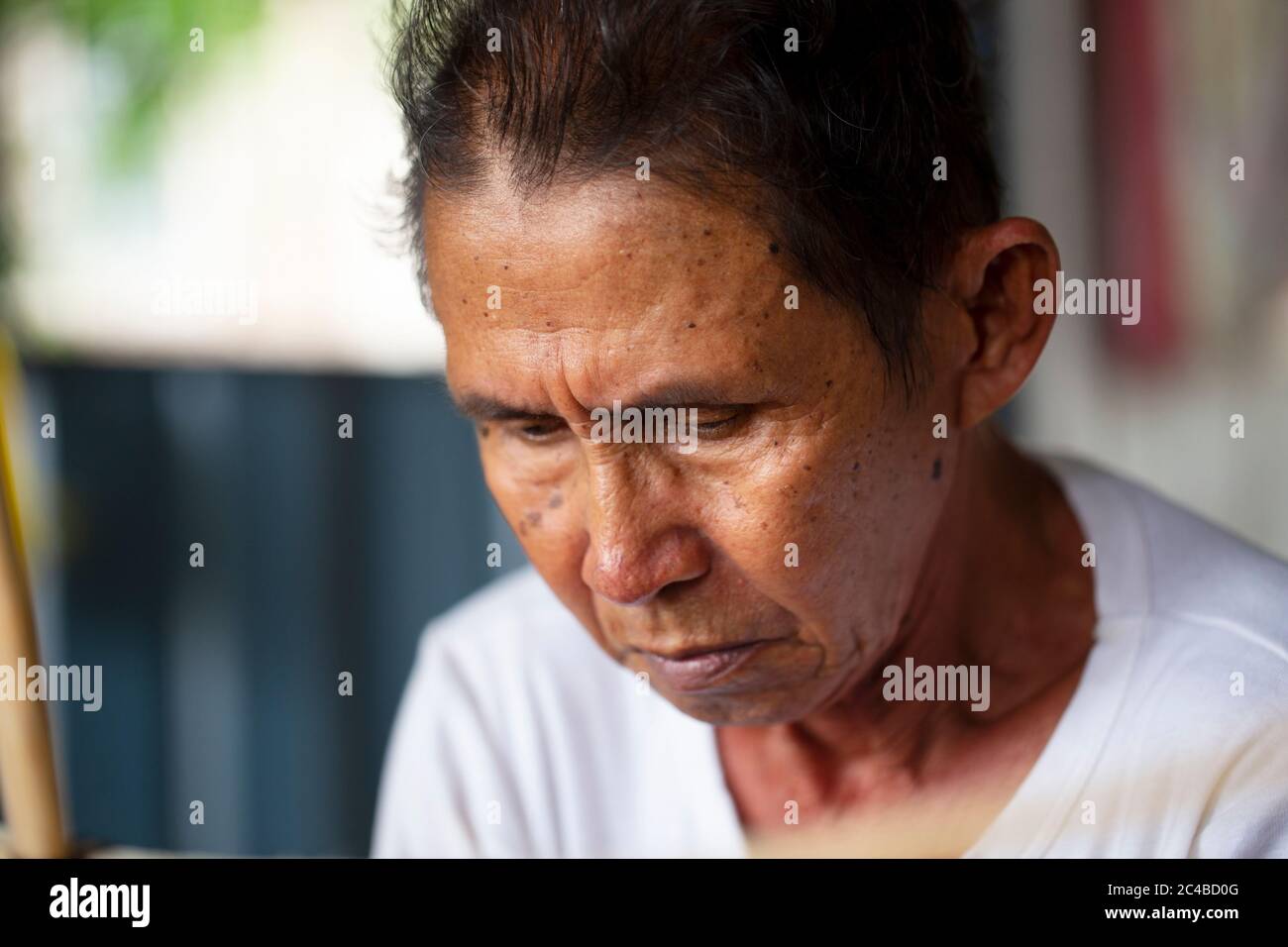 Shafie Bin Jusoh lavora sul suo mestiere in una piccola capanna vicino alla spiaggia di Cahaya Bulan, 7 aprile 2009 a Kota Bharu, Malesia Foto Stock