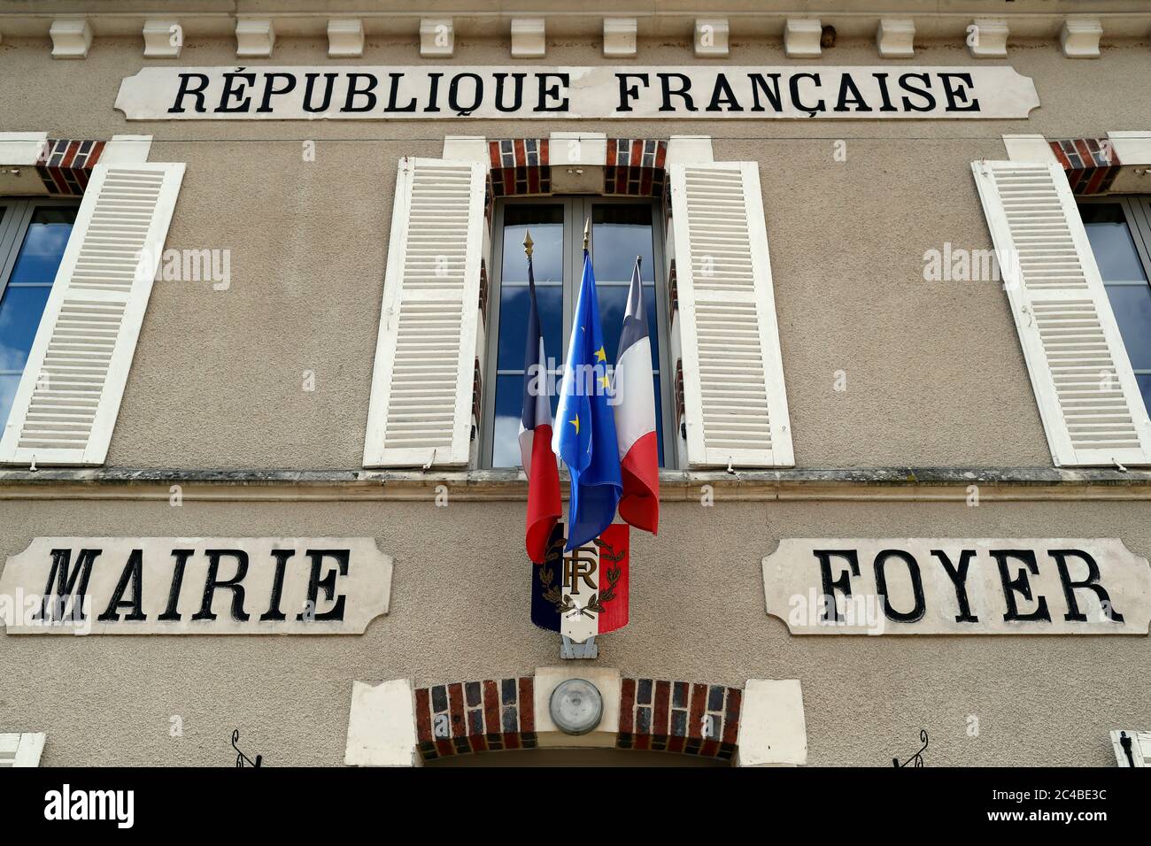 Municipio con bandiere francesi ed europee Foto Stock