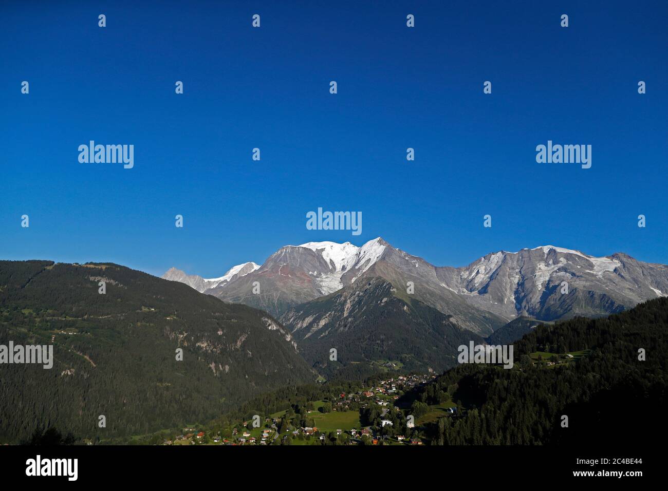 Il paesaggio delle Alpi francesi in estate Foto Stock