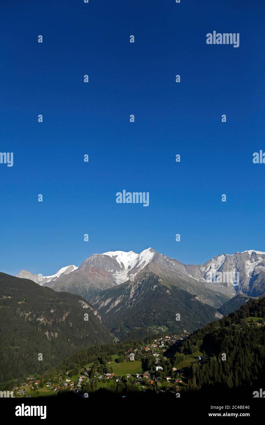 Il paesaggio delle Alpi francesi in estate Foto Stock
