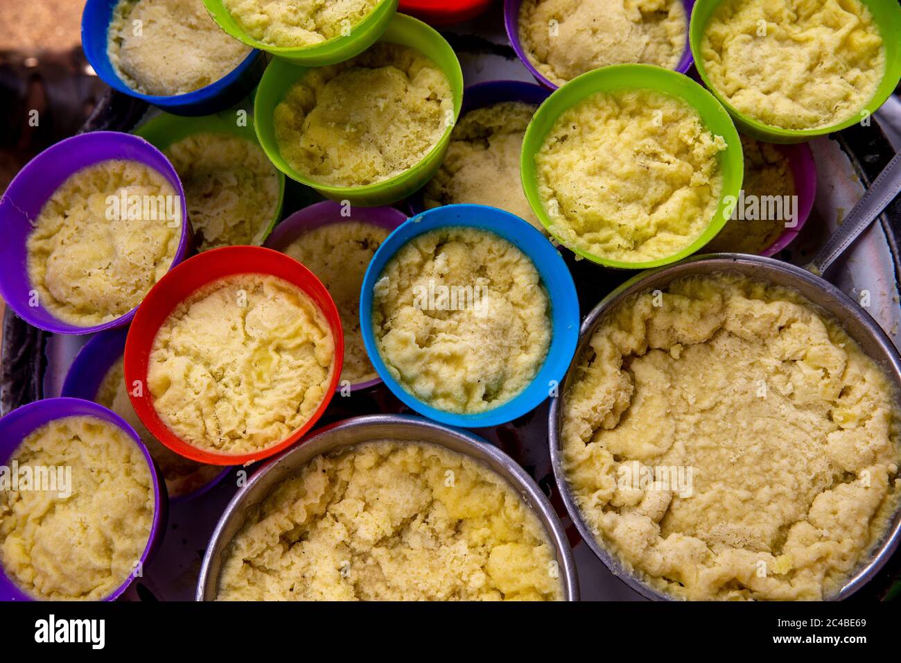 Burro di karité venduto al mercato di korbongou, togo Foto Stock