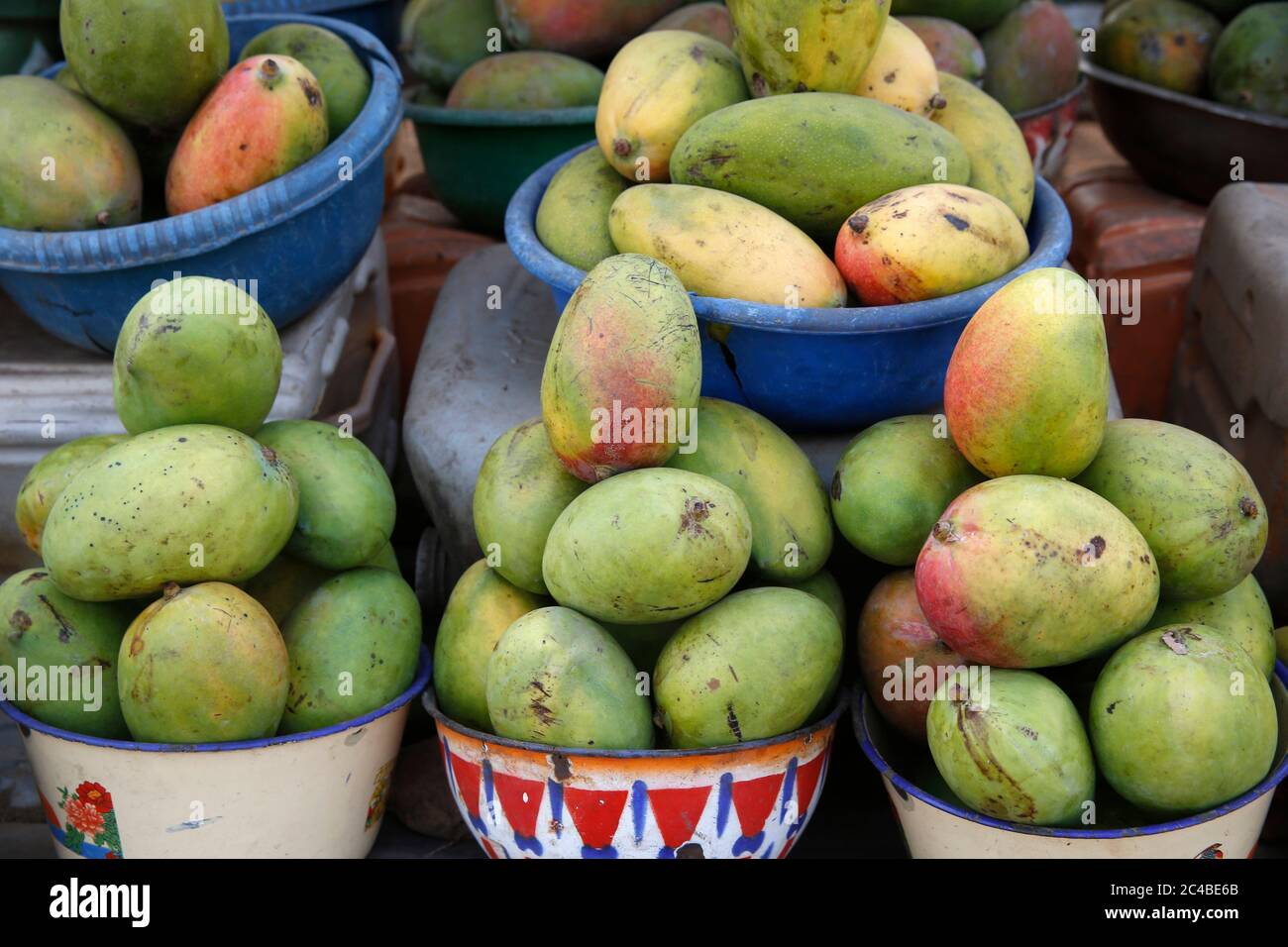 Mango venduti in un chiosco vicino a kara, togo Foto Stock