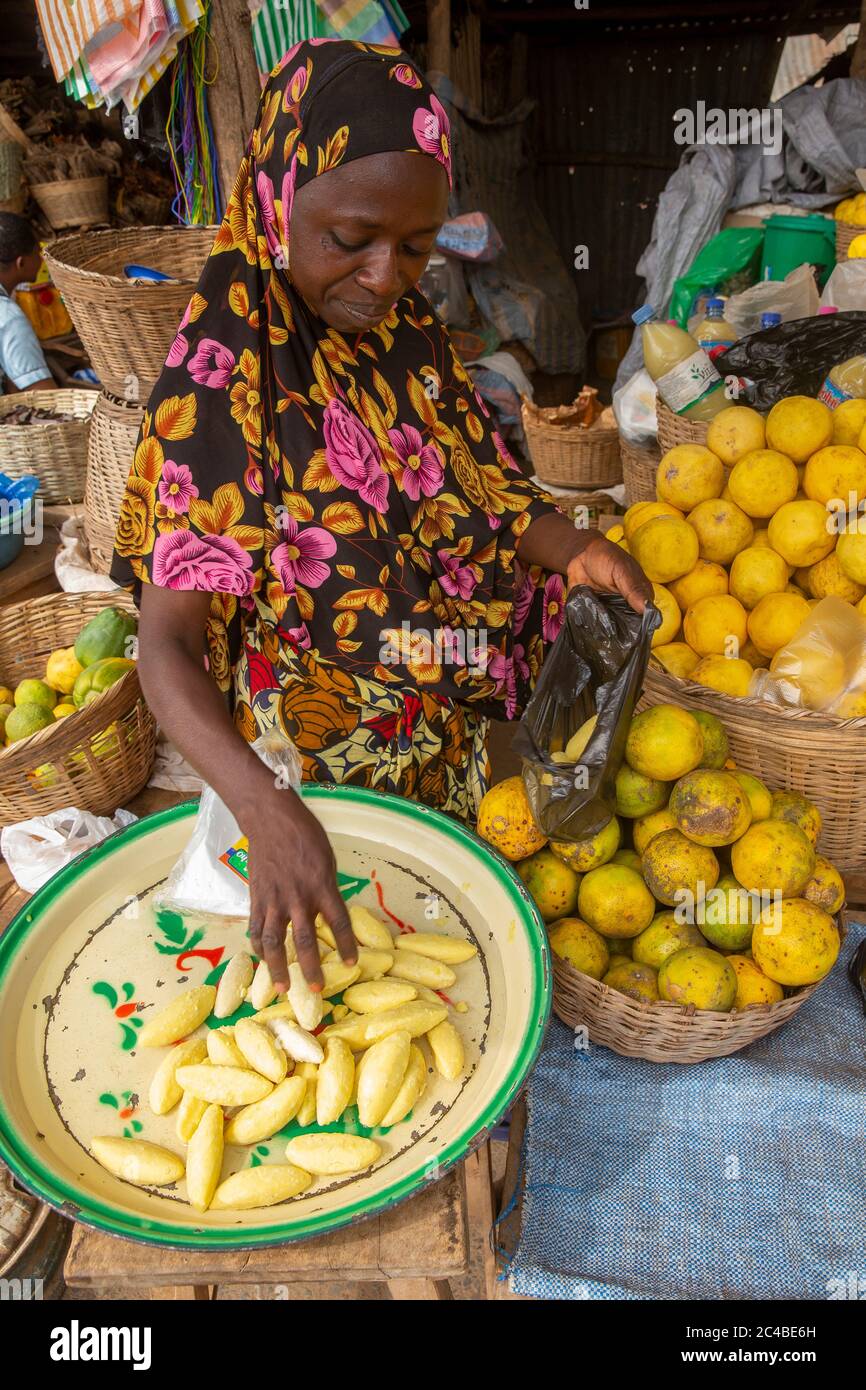Donna che vende burro di karité in kpalime, togo Foto Stock