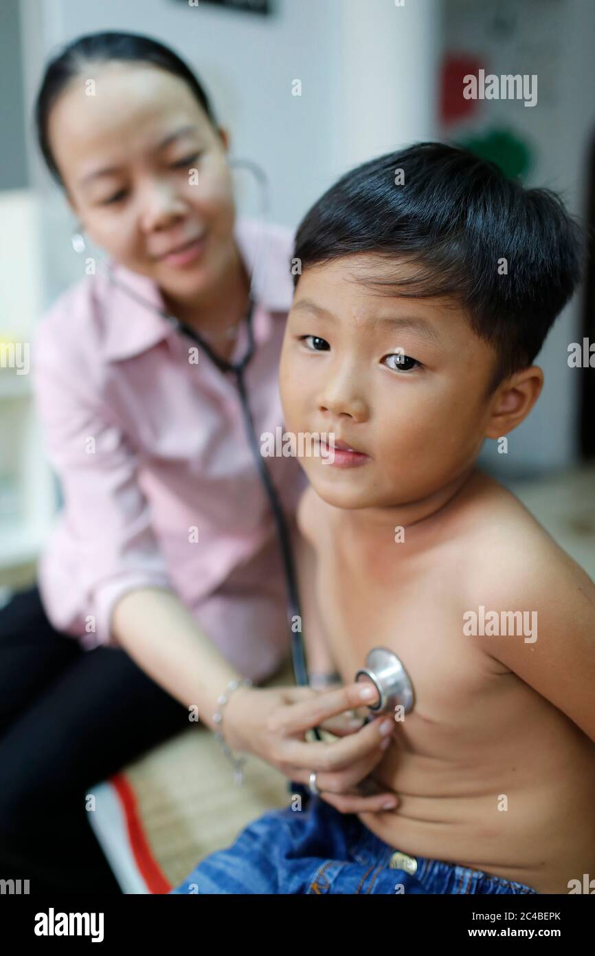 ONG francese Chaine de l'Espoir. Padiglione per bambini. Bambino che soffre di malattie cardiache. Consulenza medica. Ho Chi Minh City. Vietnam. Foto Stock
