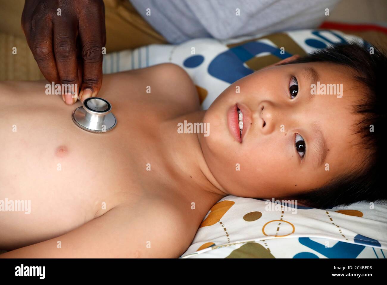 ONG francese Chaine de l'Espoir. Padiglione per bambini. Consulenza medica con un medico dall'Africa. Ho Chi Minh City. Vietnam. Foto Stock