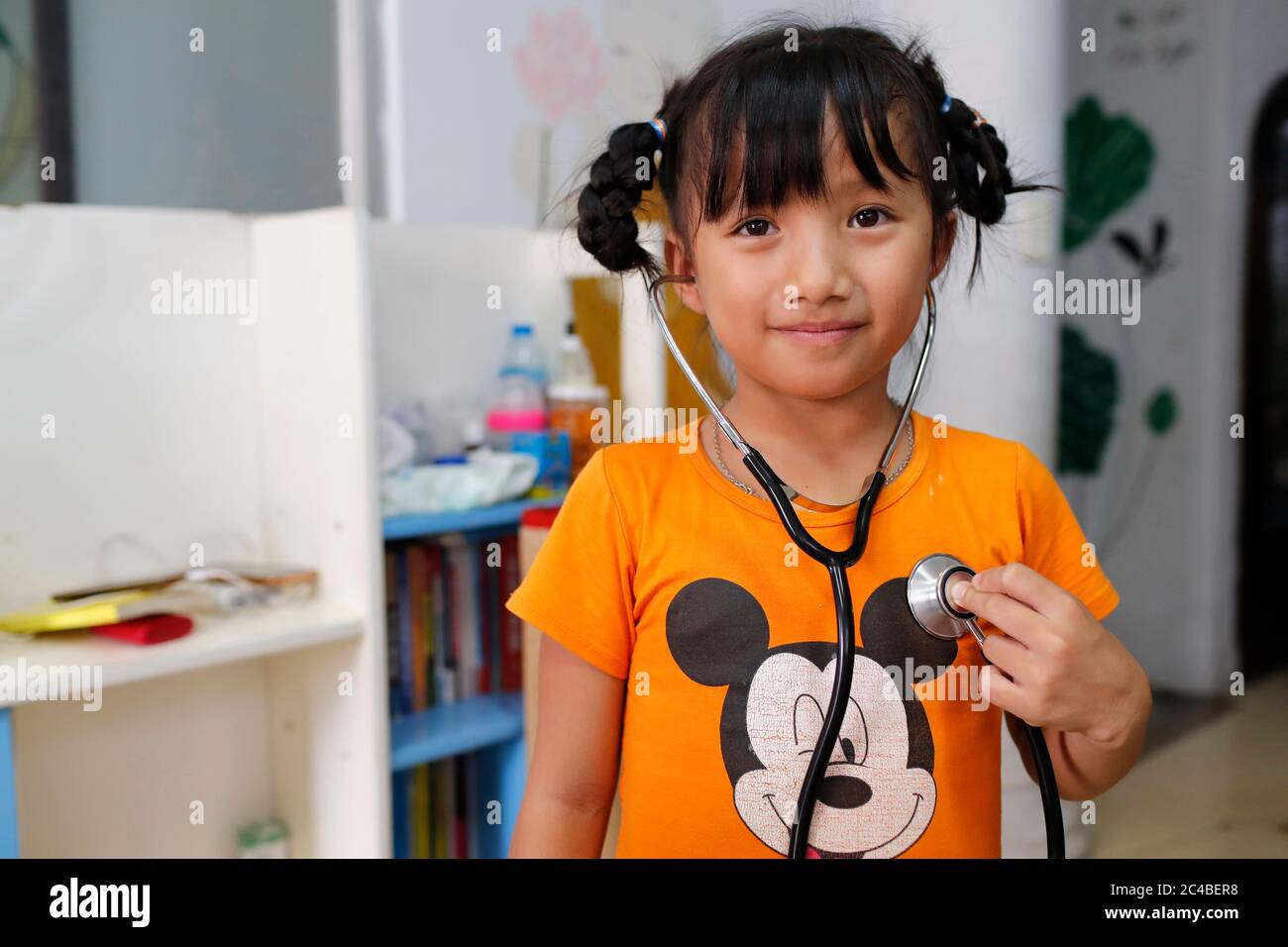 ONG francese Chaine de l'Espoir. Padiglione per bambini. Bambino che soffre di malattie cardiache giocando con uno stetoscopio. Ho Chi Minh City. Vietnam. Foto Stock