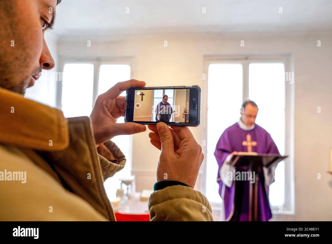 Messa in un oratorio cattolico durante l'epidemia di COVID-19 a Evreux, Francia, filmata per i fedeli che non possono partecipare alla messa a causa del confinamento. Foto Stock