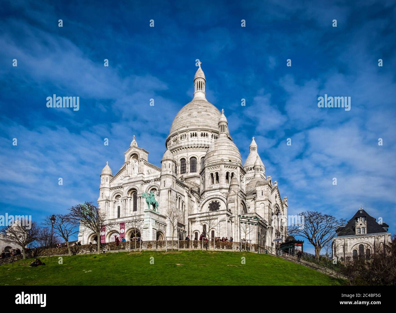 Parigi, Francia, Febbraio 2020, vista sul Sacré-Coeur, il cuore del quartiere di Montmartre Foto Stock