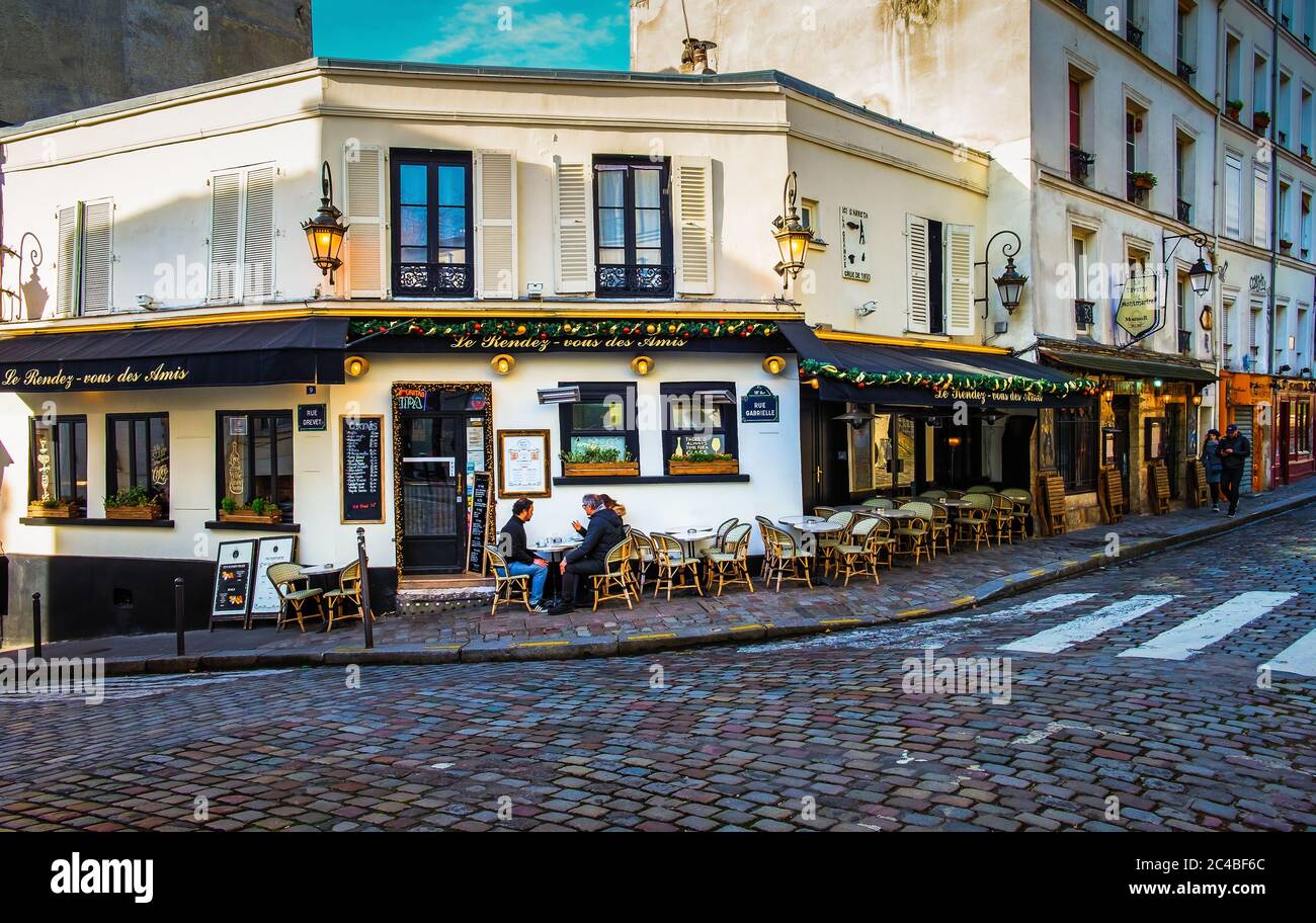 Parigi, Francia, Febbraio 2020, scena urbana presso il bar-ristorante "le Rendez-Vous Des Amis" nel cuore del quartiere di Montmartre Foto Stock