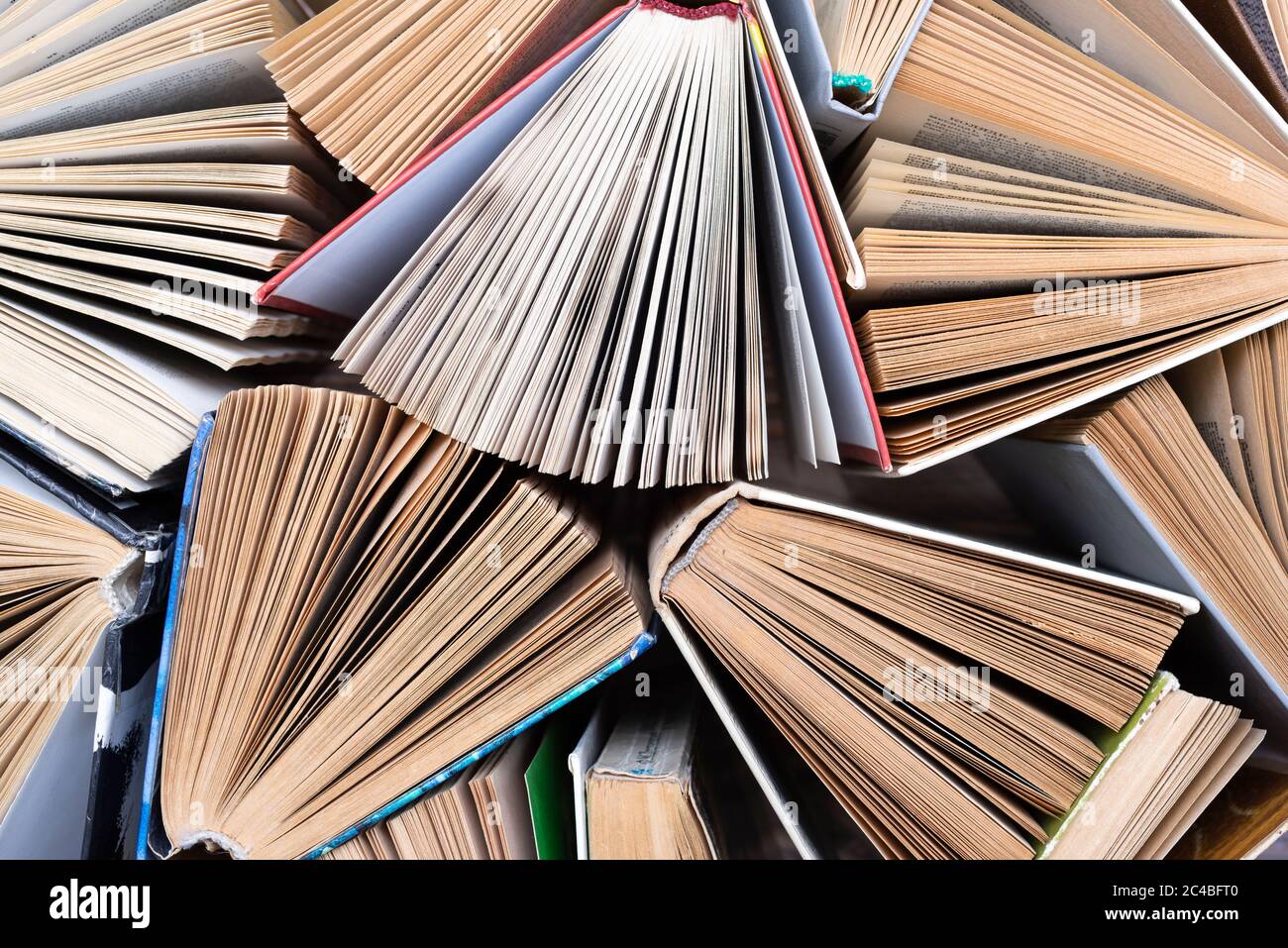 Vecchio e usato hardback libri o libri di testo visto da sopra. Libri e lettura sono essenziali per il miglioramento di auto, acquisendo conoscenze e successo nella nostra Foto Stock