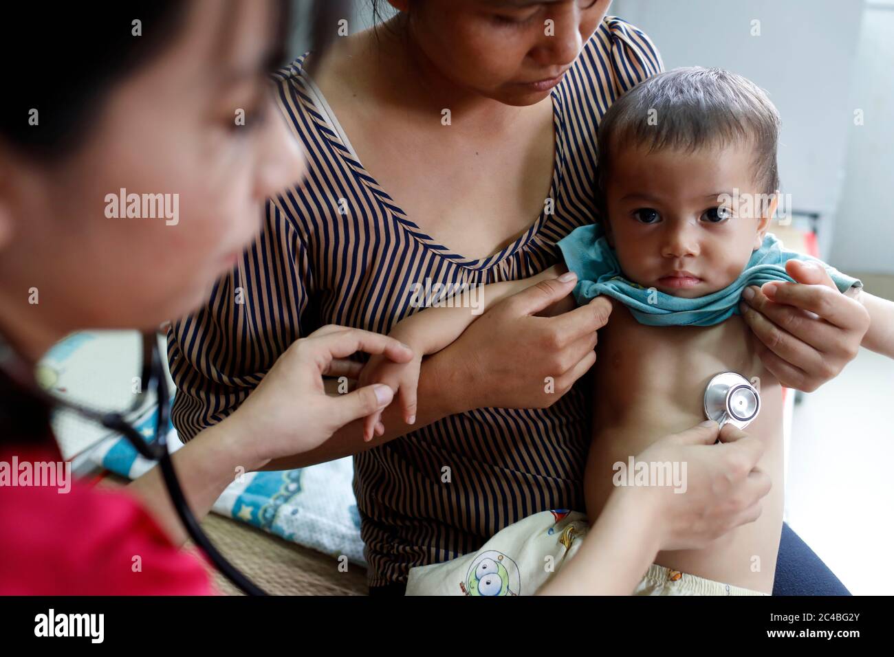 ONG francese Chaine de l'Espoir. Padiglione per bambini. Bambino che soffre di malattie cardiache. Consulenza medica. Ho Chi Minh City. Vietnam. Foto Stock