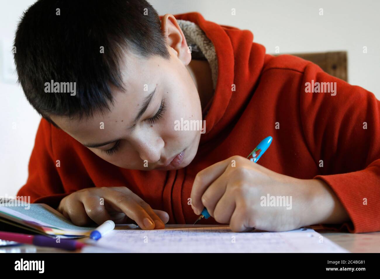 scolaro di 14 anni che fa i compiti a montrouge, francia Foto Stock
