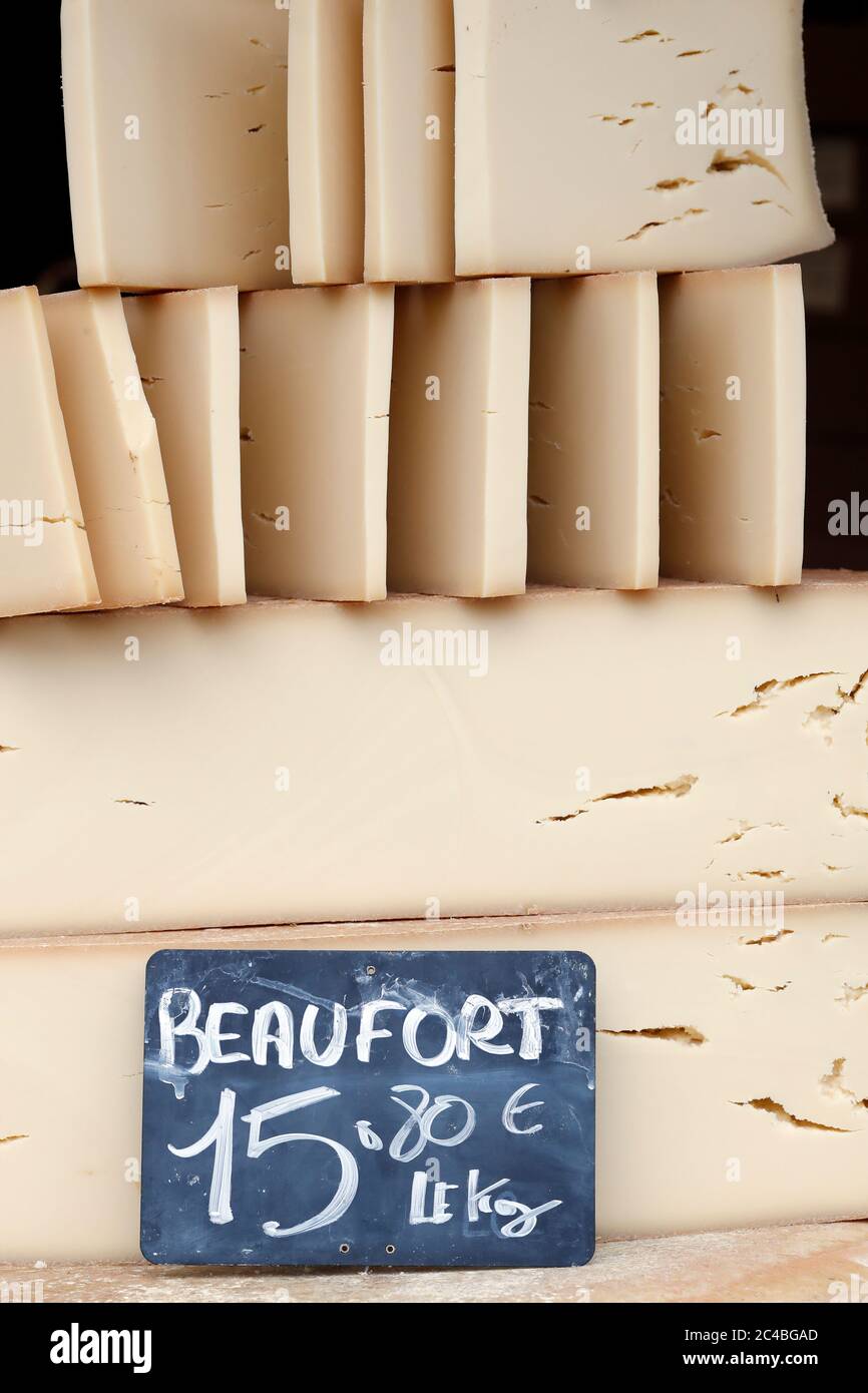 Formaggio francese tradizionale in vendita sul mercato Foto Stock