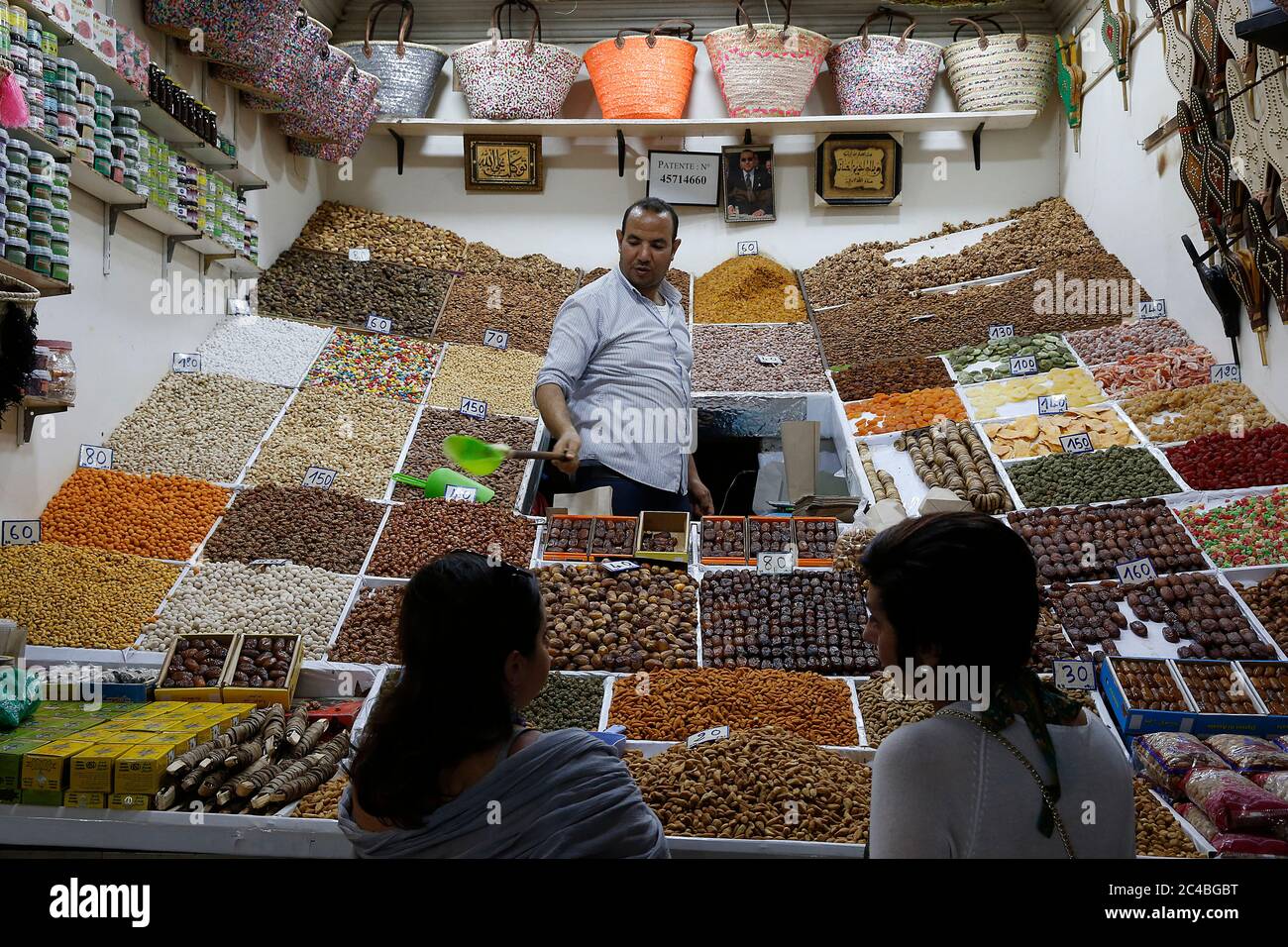 Negozio di frutta secca a marrakech medina (città vecchia), marocco Foto Stock