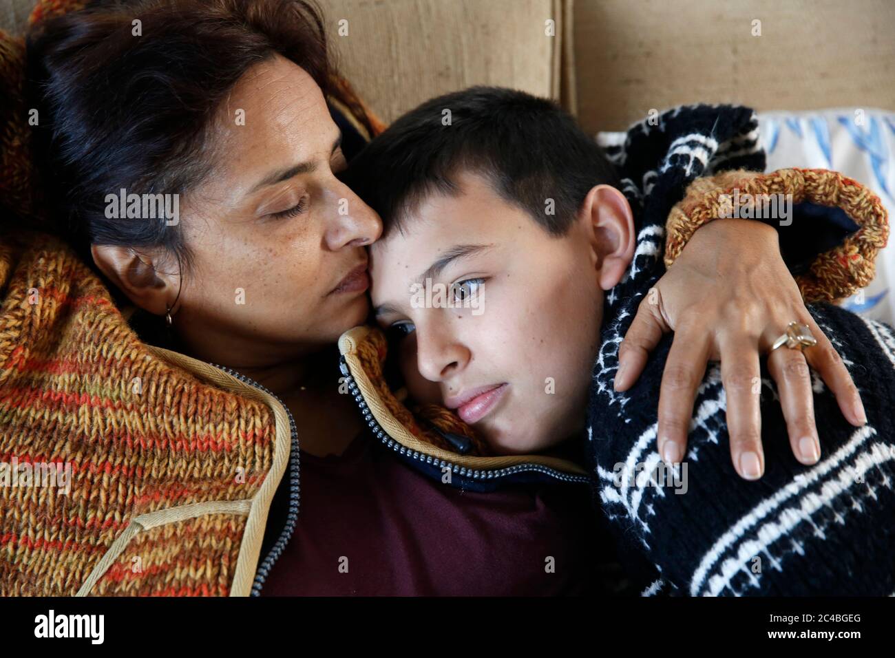 Madre e figlio si coccolano a londra, u Foto Stock