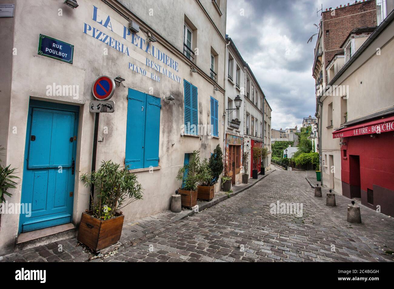 Rue Poulbot a Montmartre vuoto, deserta durante il confinamento a causa di covid19, Europa, Francia, Parigi. Foto Stock